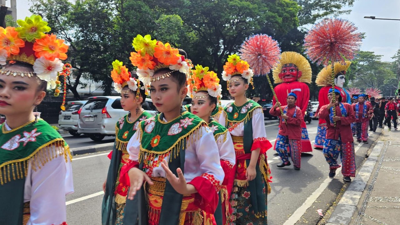 PDI Perjuangan ke KPU dengan melakukan Defile Kebudayaan.