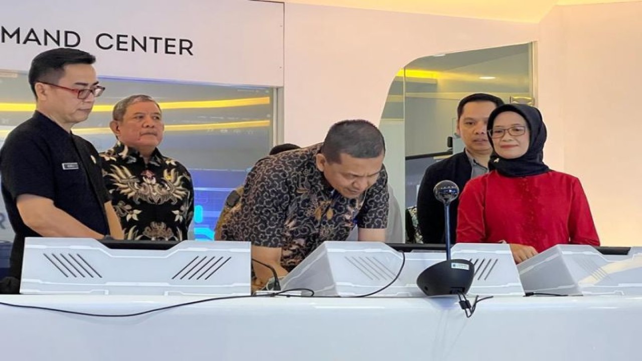 Kepala Dinas Komunikasi, Informatika dan Persandian (Diskominsa) Aceh Marwan Nusuf dan Kepala Dinas Komunikasi dan Informatika (Diskominfo) Jawa Barat Ika Mardiah sedang melakukan penandatanganan kerja sama di Jawa Barat (ANTARA/HO)