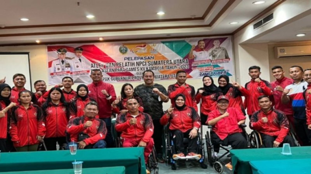 Kontingen atlet dan pelatih NPC Sumut bersama Kadispora Sumut H Baharuddin Siagian saat melepas menuju APG 2023 Kamboja. (ANTARA/HO)