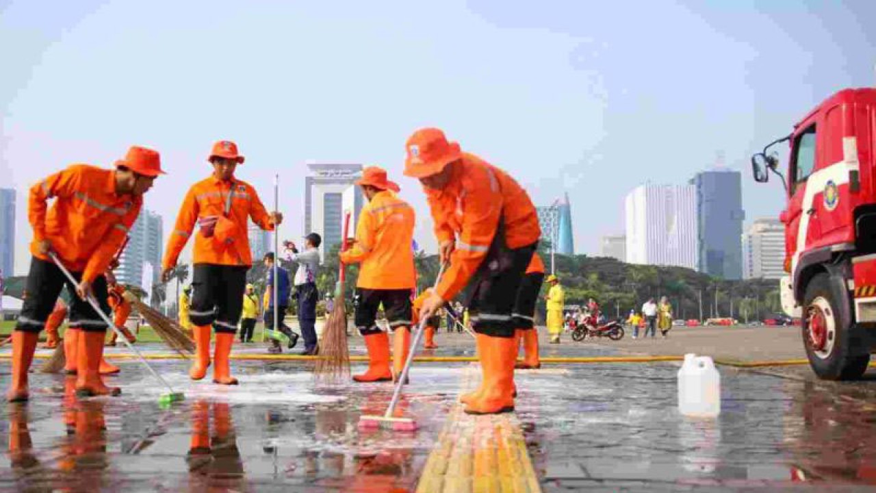 Pemerintah Provinsi DKI Jakarta mempersiapkan upacara Hari Lahir Pancasila dengan mengadakan kerja bakti membersihkan kawasan Monumen Nasional (Monas), Jakarta Pusat, Sabtu (27/5/2023). ANTARA/HO-PPID DKI Jakarta