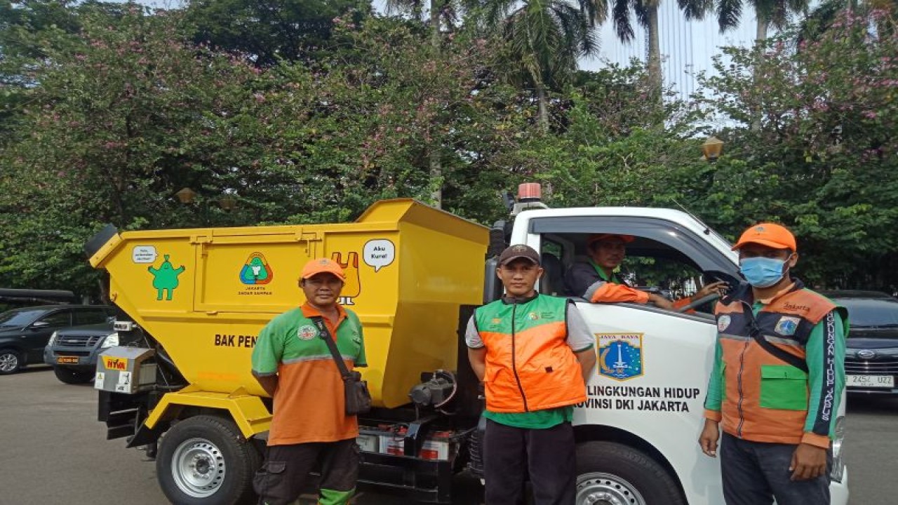 Petugas Kebersihan Dinas Lingkungan Hidup DKI Jakarta sedang mengangkut sampah dari sekitar area Patung Kuda saat aksi May Day, Jakarta Pusat, Senin (1/5/2023). ANTARA/ Risky Syukur