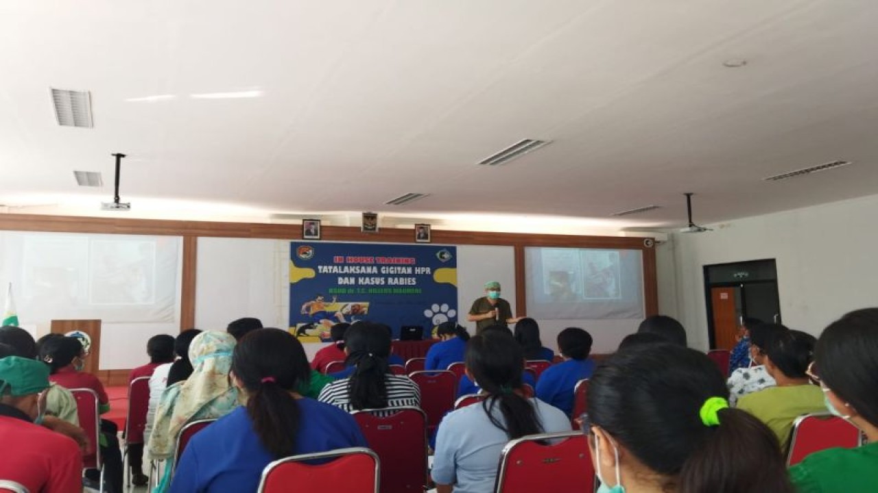 dr Asep Purnama, Sp.PD memberikan materi dalam In House Training Tatalaksana Gigitan HPR dan Kasus Rabies di RSUD dr T C Hillers Maumere, Kabupaten Sikka, NTT, Rabu (24/5/2023). (ANTARA/Fransiska Mariana Nuka)