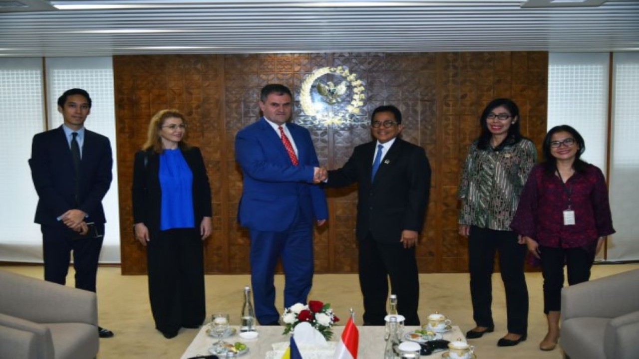 Sekretaris Jenderal DPR Indra Iskandar saat menerima kunjungan kehormatan (courtesy call) Duta Rumania untuk Indonesia H.E Dan Adrian Balanescu di Gedung Nusantara III, Senayan, Jakarta, Jumat (26/5/2023). (Kresno/nr)