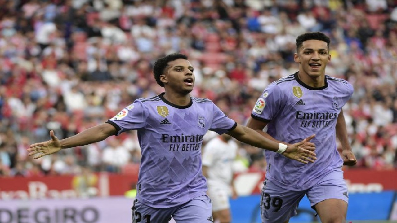 Selebrasi Rodrygo (kiri) setelah mencetak gol untuk Real Madrid dalam pertandingan Liga Spanyol lawan Sevilla di Ramon Sanchez Pizjuan pada 28 Mei 2023. ANTARA/AFP/CRISTINA QUICLER