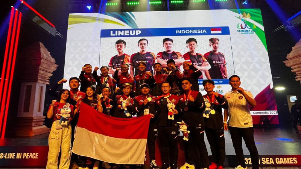 Timnas esports Indonesia untuk nomor CrossFire berfoto bersama sejumlah perwakilan dari PBESI usai pengalungan medali SEA Games 2023 di Naba Theatre, Phnom Penh, Kamboja, Selasa (9/5/2023). (ANTARA/Arnidhya Nur Zhafira)
