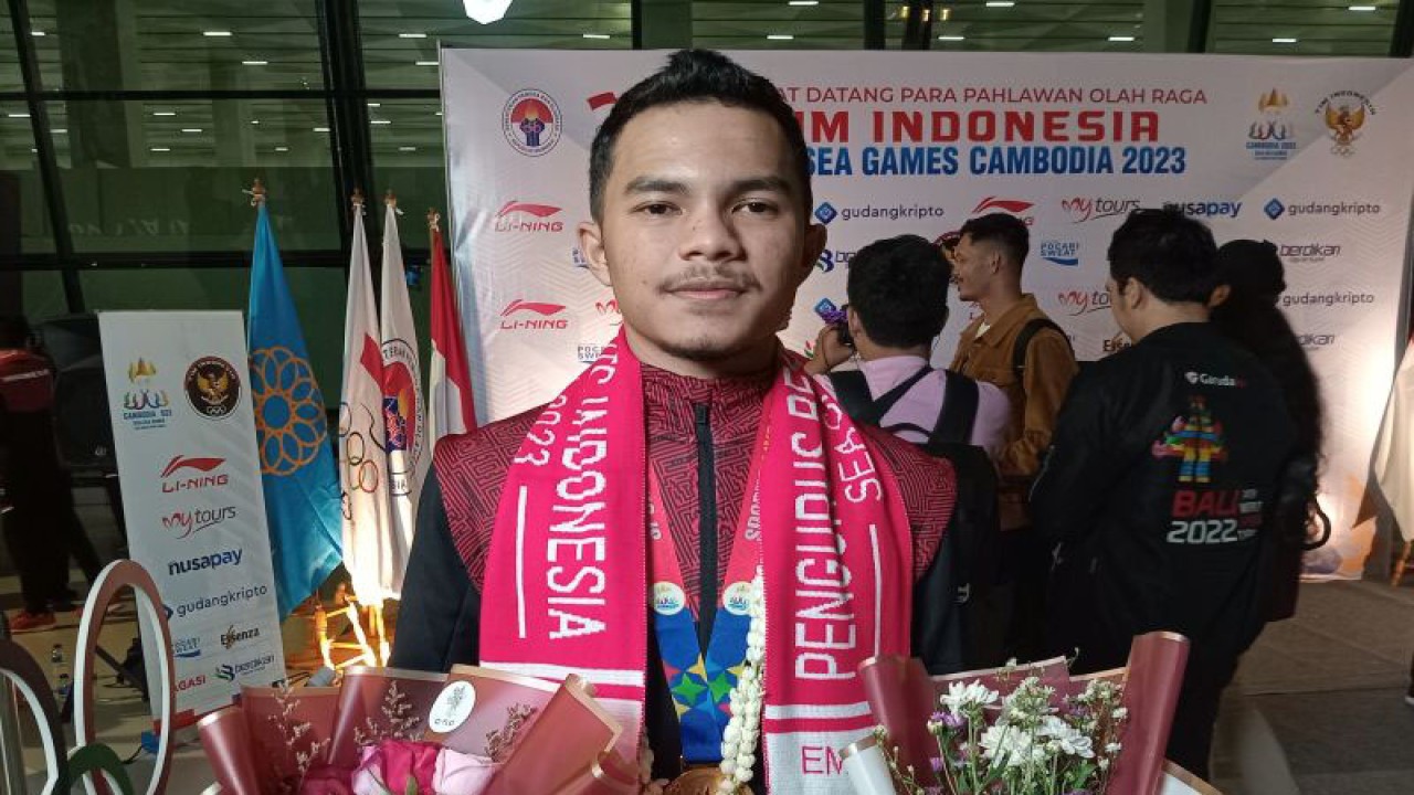 Atlet esports Indonesia Teuku Muhammad Kausar berpose setelah mengikuti upacara penyambutan atlet SEA Games di Bandara Soekarno-Hatta, Tangerang, Selasa (16/5/2023). (ANTARA/RAUF ADIPATI)
