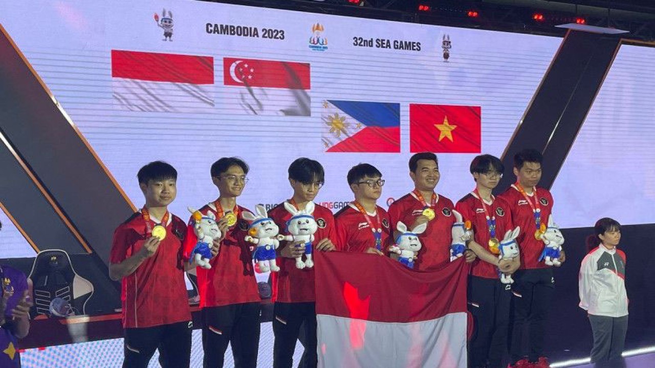 Timnas esports Valorant Indonesia saat berdiri di podium untuk SEA Games 2023 Kamboja, Kamis (11/5/2023). (ANTARA/HO/PB ESI)
