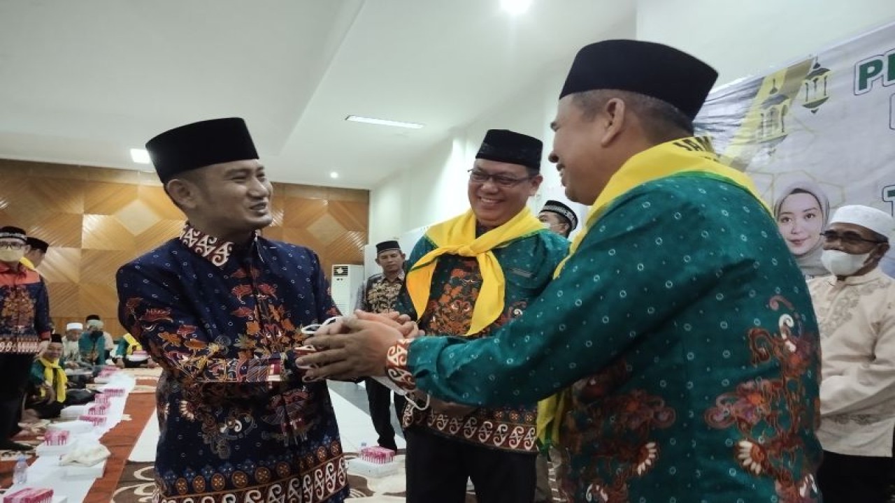 Wali Kota Palangka Raya Fairid Naparin (kiri) melepas keberangkatan jamaah calon haji di Palangka Raya pada 2022. (ANTARA/Rendhik Andika)