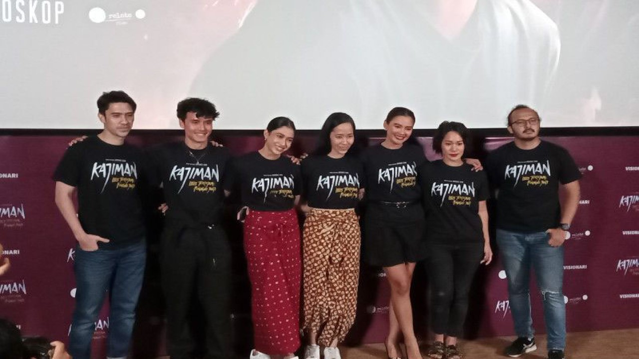 Sutradara, produser, dan para pemain film "Kajiman Iblis Terkejam Penagih Janji" saat sesi foto bersama pada konferensi pers di Metropole XXI, Jakarta Pusat pada Rabu (3/5) (ANTARA/Farhan Arda Nugraha)