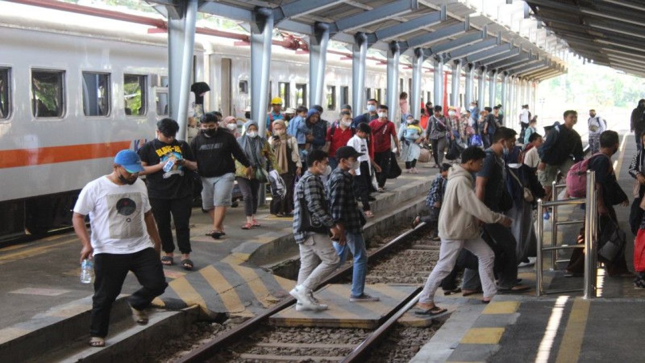 Foto arsip. Penumpang di Stasiun Jember (ANTARA/HO-Humas KAI Daop 9 Jember)