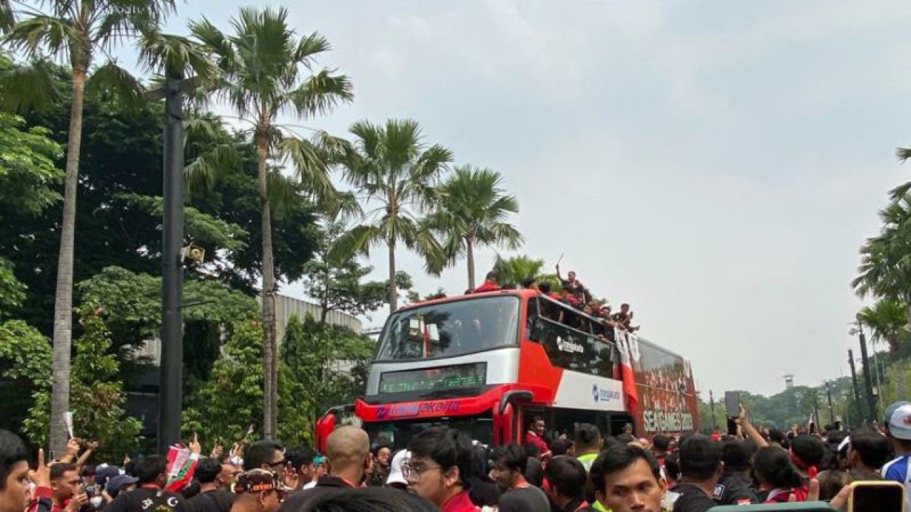 Para pemain Timnas Indonesia U-22 telah tiba di Stadion Gelora Bung Karno dengan menaiki bus TransJakarta, Jakarta, Jumat (19/5/2023). ANTARA/Luthfia Miranda Putri