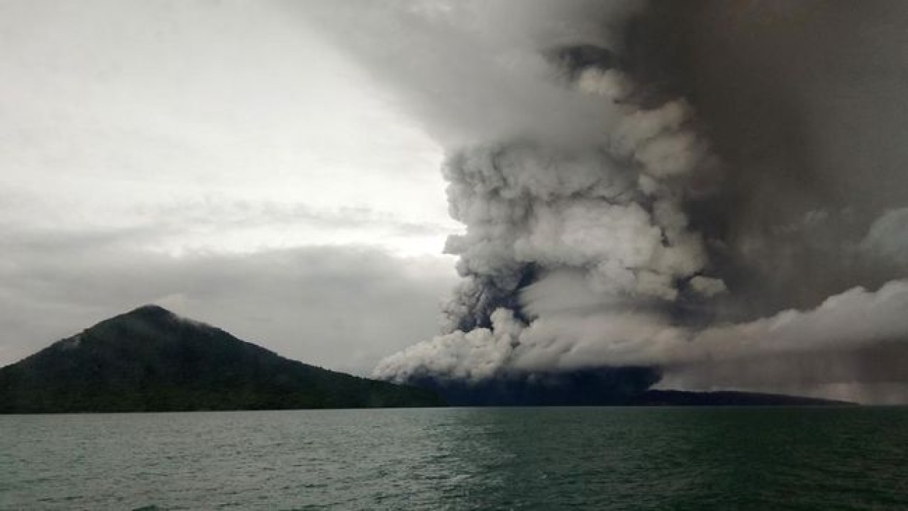 Gunung Anak Krakatau erupsi. (Net)