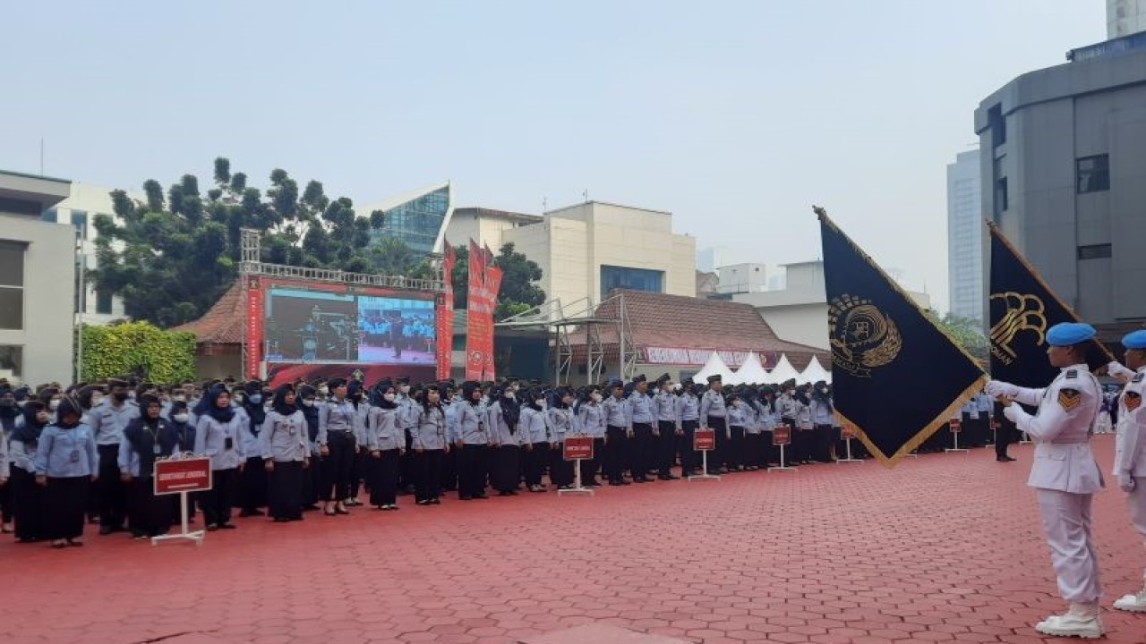 Menteri Hukum dan Hak Asasi Manusia Yasonna H. Laoly saat memimpin Upacara Hari Bakti Pemasyarakatan (HBP) ke-59 di lapangan Kementerian Hukum dan Hak Asasi Manusia, Selasa (2/5/2023). (ANTARA/Narda Margaretha Sinambela)