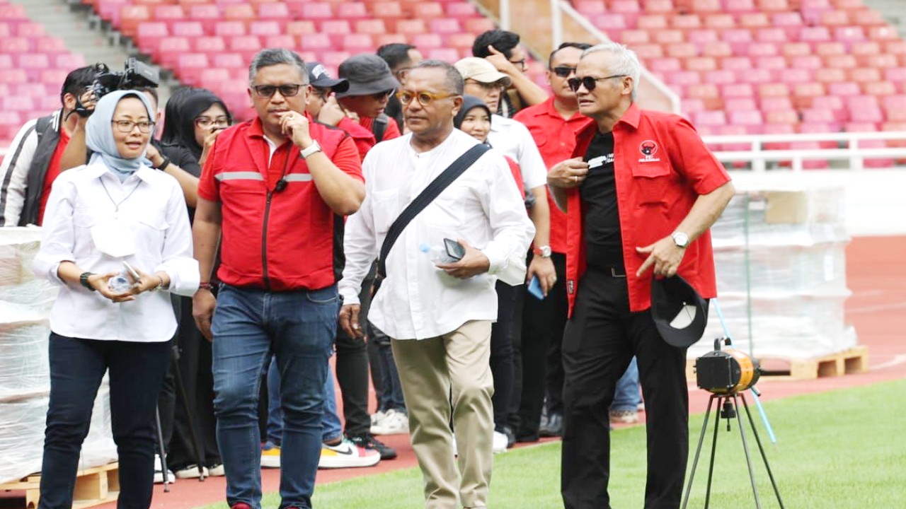 Sekretaris Jenderal DPP PDI Perjuangan (PDIP) Hasto Kristiyanto mendatangi Stadion Gelora Bung Karno (GBK) Senayan, Jakarta, guna meninjau persiapan dalam menyambut Bulan Bung Karno pada 24 Juni 2023. (Foto: Humas PDI Perjuangan)