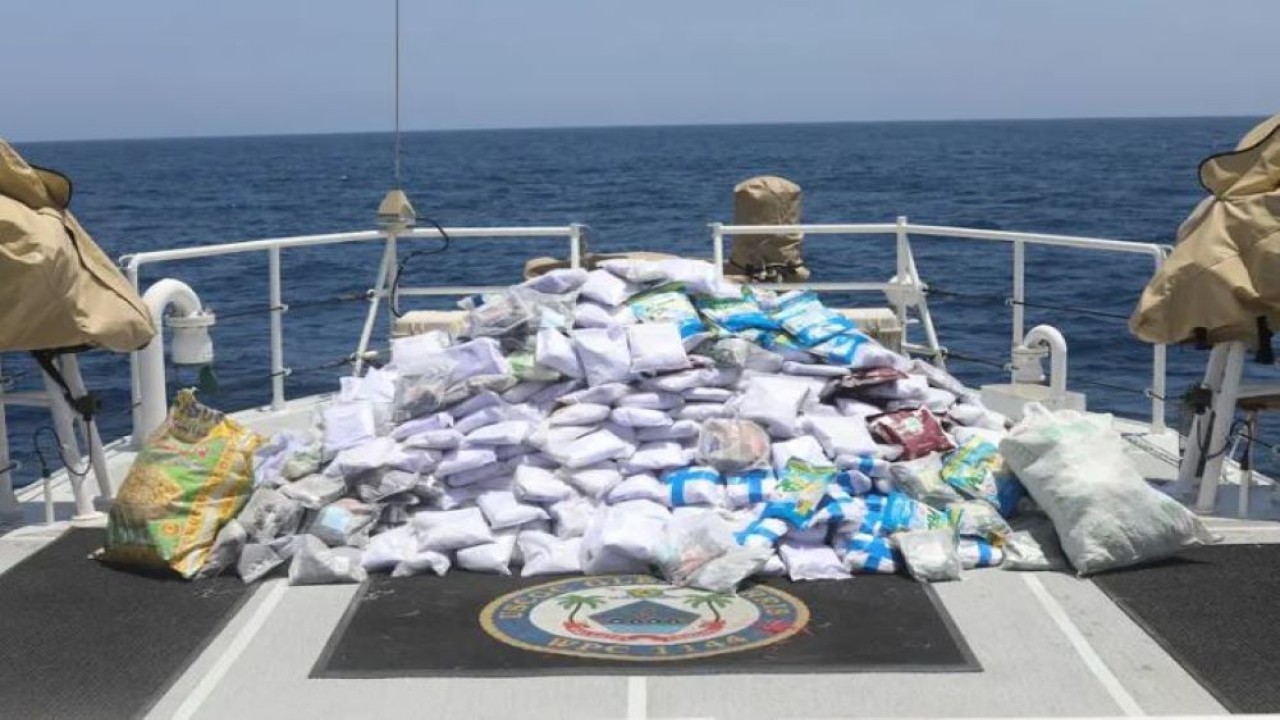 Kantong-kantong obat-obatan terlarang berupa heroin di geladak kapal penangkap ikan yang disita oleh US Coast Guard di Teluk Oman, 10 Mei 2023. (US Coast Guard via Al Arabiya)