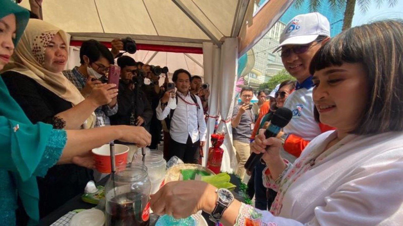 Penjabat Gubernur DKI Jakarta Heru Budi Hartono mencoba kuliner jajanan Betawi, Senin (22/5/2023). ANTARA/Luthfia Miranda Putri