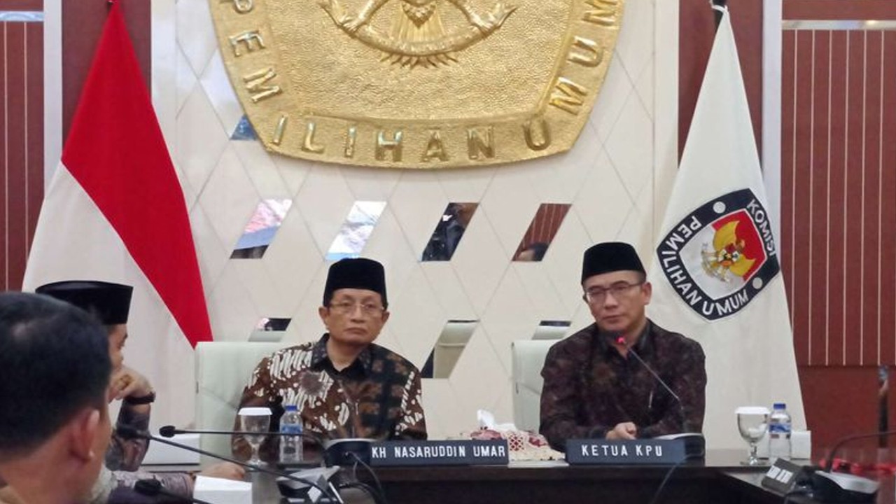 Imam Besar Masjid Istiqlal Nasaruddin Umar bersama Ketua KPU RI Hasyim Asy’ari di Kantor KPU RI, Jumat (19/5/2023). (Kompas.com)