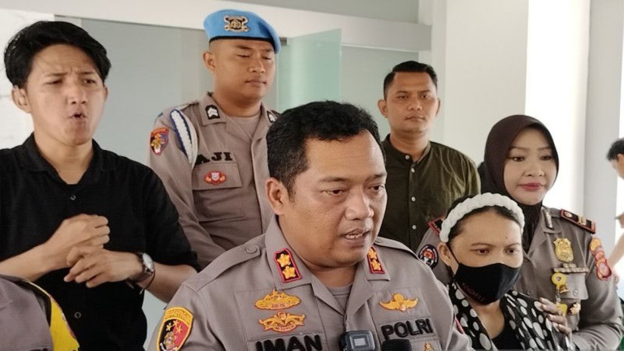 Kapolres Bogor AKBP Iman Imanuddin bersama ED (38) orangtua korban penculikan di Mapolres, Cibinong, Kabupaten Bogor, Jawa Barat, Selasa (30/5/2023). (ANTARA/M Fikri Setiawan)