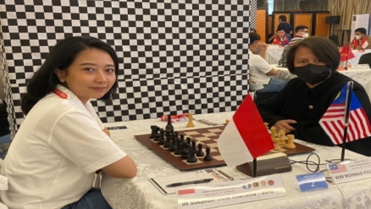 MI-GMW Irene Kharisma Sukandar (kiri) saat bertanding melawan pecatur Malaysia Siti Zulaikha pada babak perdana Asian Zone 3.3 Chess Championship 2023/Dok Asian Zone 3.3