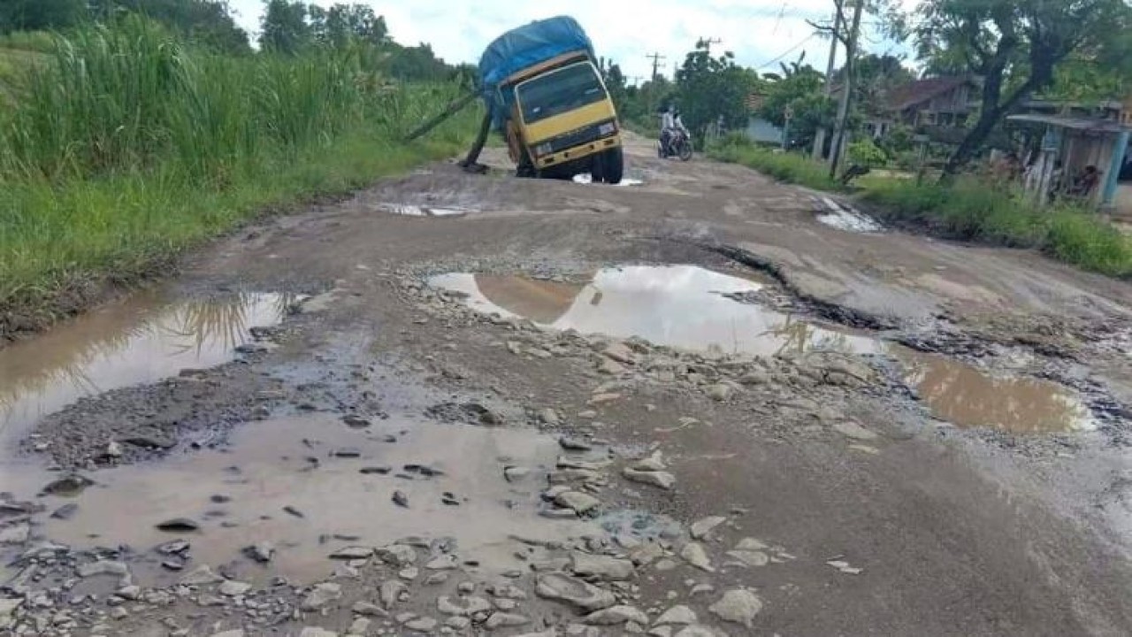 Jalan rusak di Lampung. (Net)