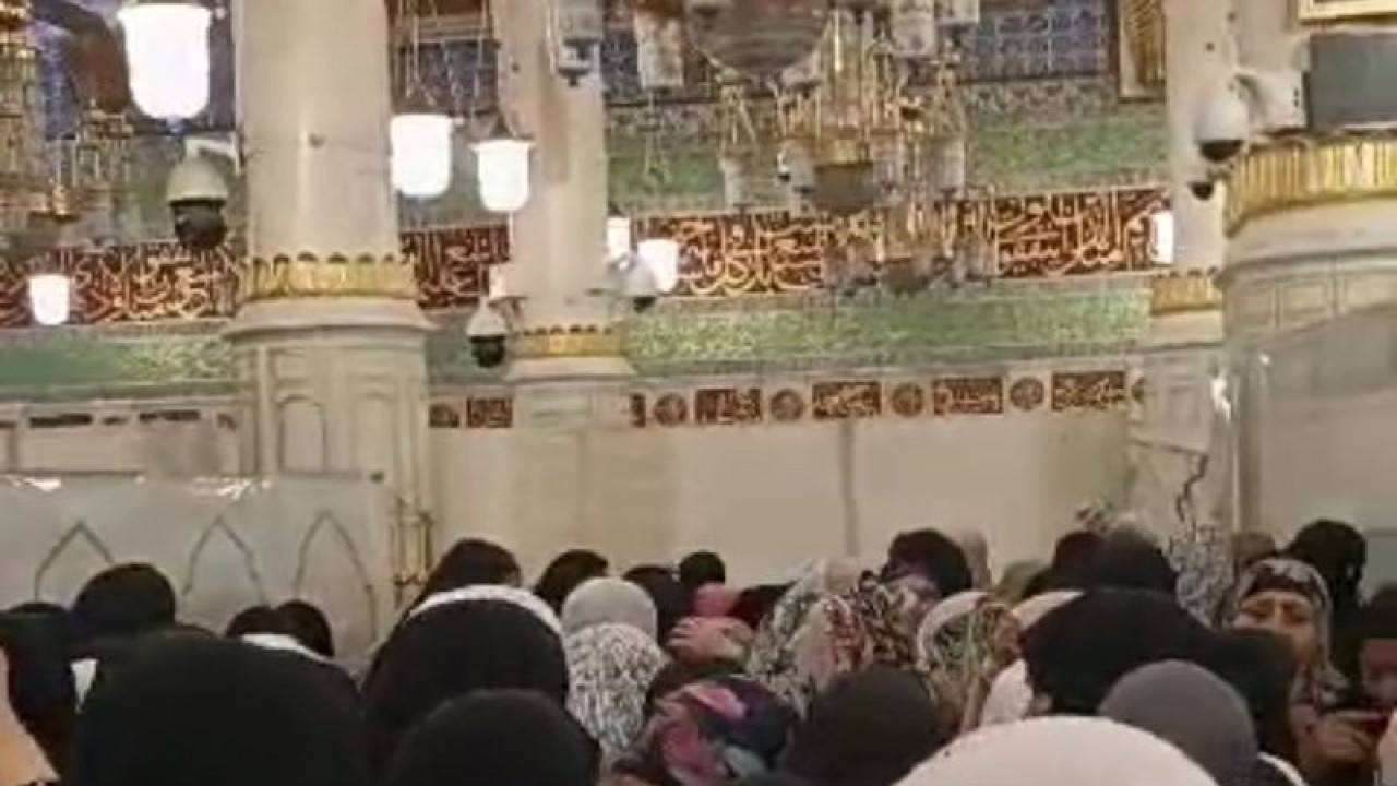 Jamaah tengah berada di Raudhoh, Masjid Nabawi, Madinah. ANTARA/Nur Istibsaroh