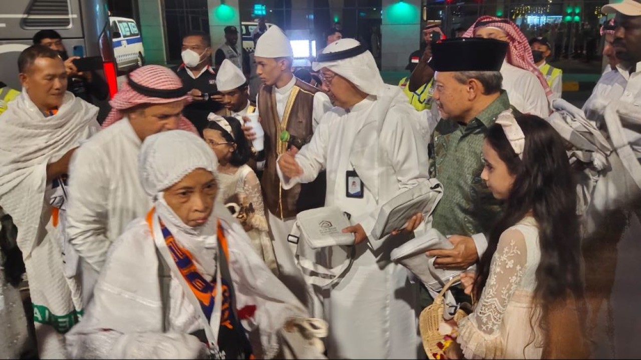 Ilustrasi. Konjen RI di Jeddah Eko Hartono menyambut kedatangan jamaah haji di Makkah 2022. (Istimewa/Kemenag)