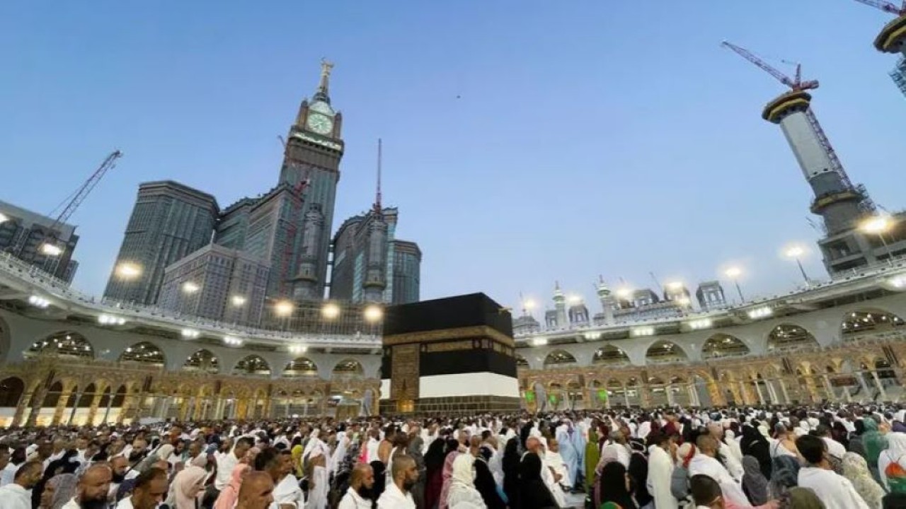 Jamaah haji mengelilingi Kabah dan salat di Masjidil Haram di kota suci Mekkah, Arab Saudi, pada 1 Juli 2022. (Reuters)
