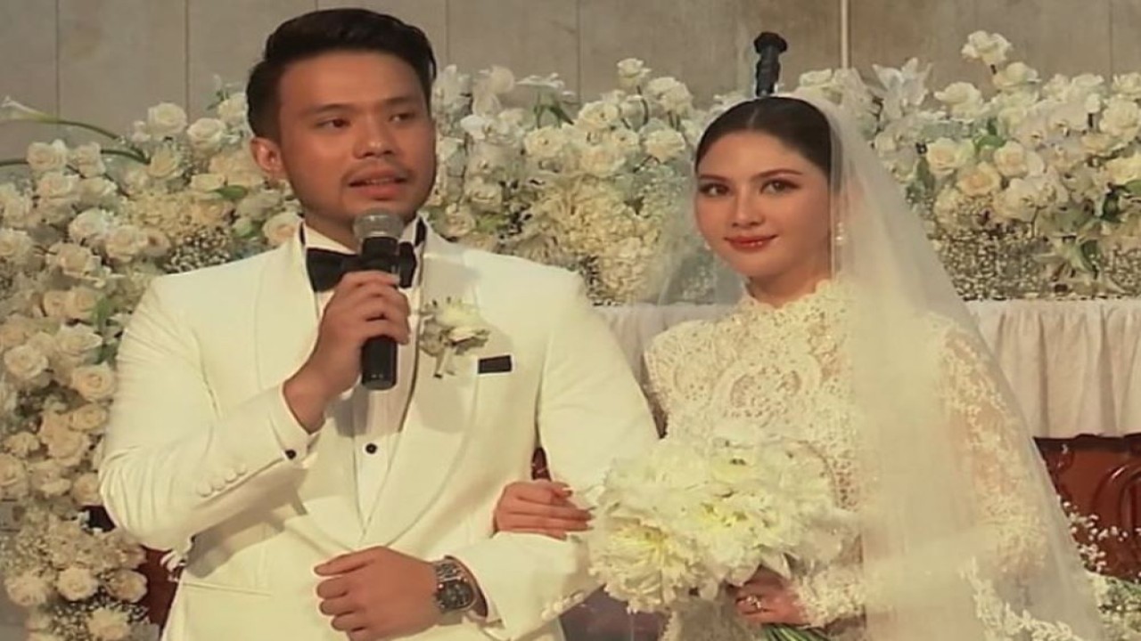 Yakup Putra Hasibuan dan Jessica Mila Agnesia Boru Damanik sudah resmi menjadi pasangan suami istri. 