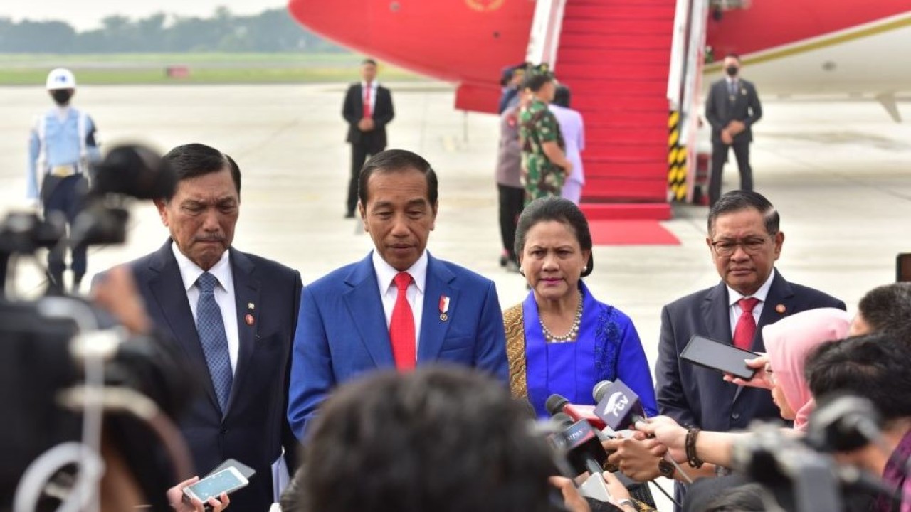 Presiden Joko Widodo (Jokowi) angkat bicara mengenai kasus yang melibatkan Menteri Komunikasi dan Informatika (Menkominfo) Johnny G. Plate. Kepala Negara memberikan keterangan pers, di Pangkalan TNI AU Halim Perdanakusuma, Jakarta, Jumat (19/05/2023). (Humas Setkab/Jay)