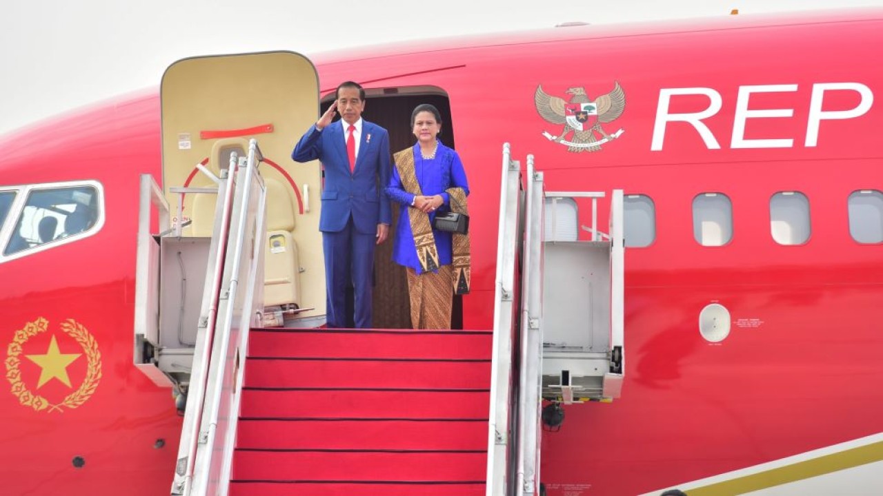 Presiden Jokowi didampingi Ibu Negara Iriana bertolak ke Jepang, dari Pangkalan TNI AU Halim Perdanakusuma, Jakarta, Jumat (19/05/2023). (Humas Setkab/Jay)