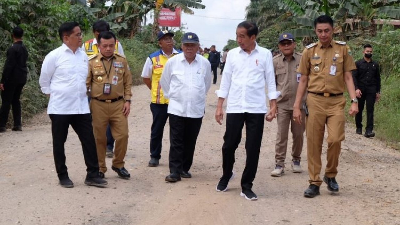 Presiden Jokowi mengecek jalan di Jambi. (Net)