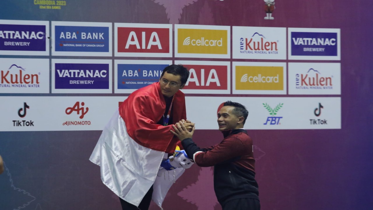 Perenang Indonesia menjalani upacara penghormatan pemenang peraih emas SEA Games 2023 Kamboja/ist