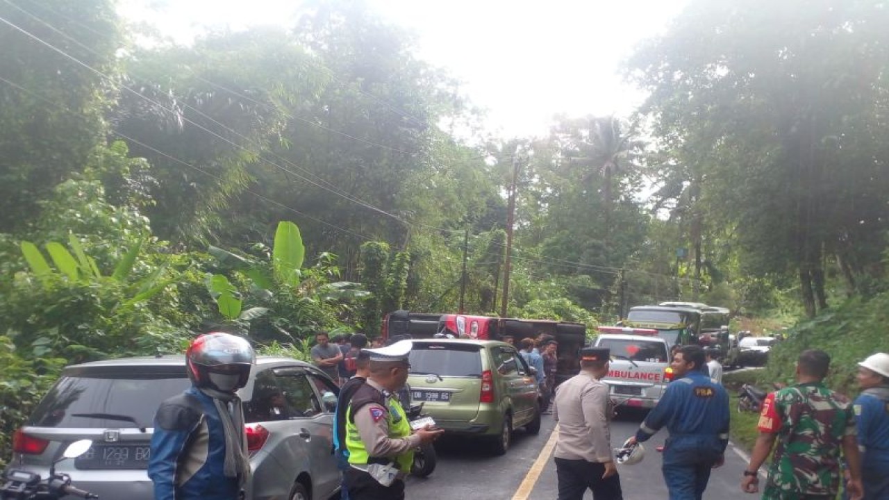 Suasana kecelakaan lalu lintas di ruas jalan Leilem-Sonder, Kabupaten Minahasa. ANTARA/ist (1)