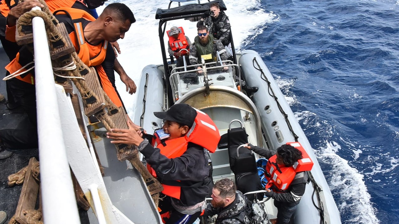 Bakamla RI berhasil evakuasi korban kecelakaan 2 kapal di Laut Timor, Rabu (24/5/2023).