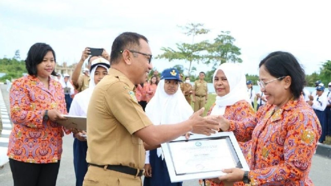 Kepala Dinas Pendidikan dan Kebudayaan Kabupaten Biak Numfor, Papua Kamaruddin S.Pd memberikan penghargaan atas kepala sekolah, guru dan siswa SMP Angkasa di Festival Sekolah Angkasa 2023 ANTARA/Muhsidin