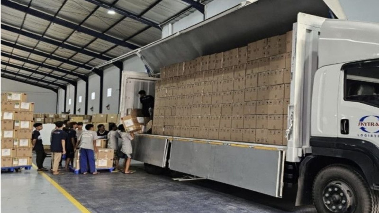 Petugas menaikkan kemasan kardus berisi obat-obatan dan perlengkapan alat kesehatan bagi kebutuhan calon haji Indonesia 2023 ke dalam truk kontainer untuk dikirim menuju Arab Saudi. (FOTO ANTARA/HO-Kemenkes)