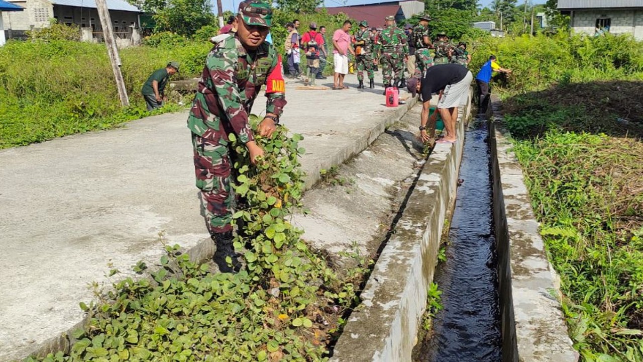 Danramil 1710-02/Timika, Kapten Inf Ahmad Zaeni bersama anggota melaksanakan karya bhakti bersama masyarakat di wilayah Kp. Mawokau Jaya, Distrik Wania, Kabupaten Mimika, Minggu (14/05/2023).