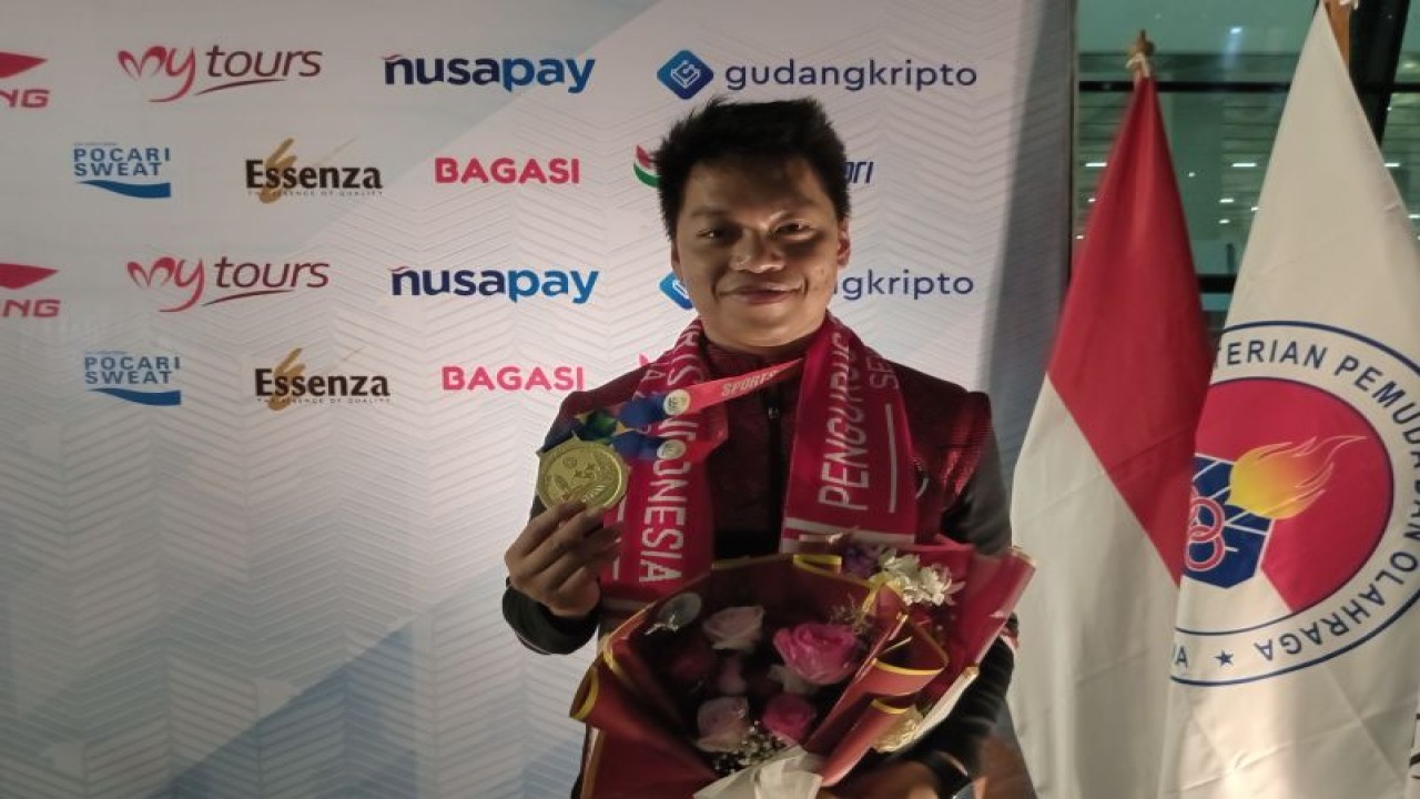 Atlet esports Indonesia Kevin Gunawan berpose setelah mengikuti upacara penyambutan atlet SEA Games, di Bandara Soekarno-Hatta, Tangerang, Jumat (12/5/2023). ANTARA/Rauf Adipati