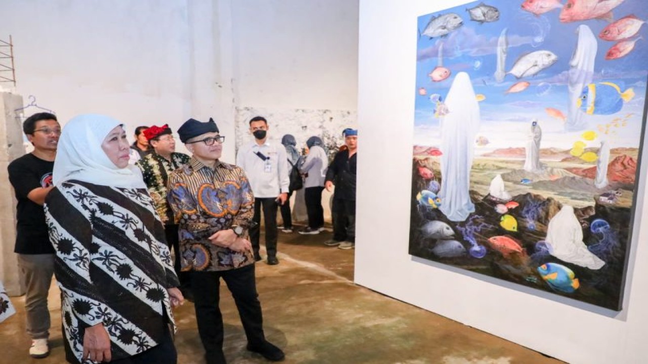Gubernur Jawa Timur (Jatim) Khofifah Indar Parawansa melihat karya-karya seniman bersama Menteri PAN-RB Abdullah Azwar Anas di acara Pameran Seni ArtOs Nusantara di Banyuwangi, Jumat (26/5/2023). ANTARA/HO-Humas Pemprov Jatim