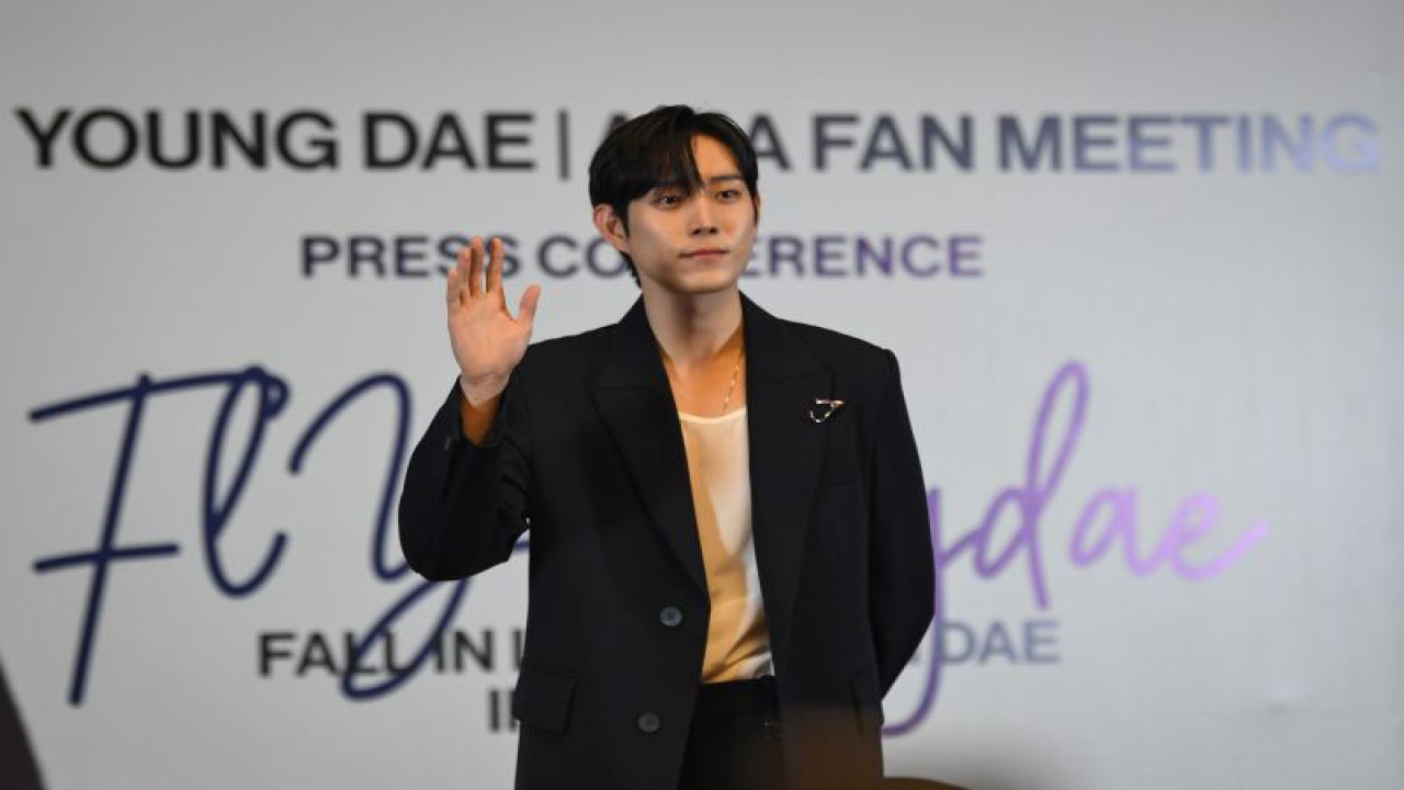 Aktor Korea Selatan, Kim Young Dae melambaikan tangan ke arah para wartawan dalam konferensi pers sebelum acara jumpa fansnya di Jakarta, Sabtu (13/5/2023). ANTARA FOTO/Aditya Pradana Putra.