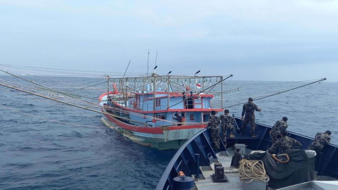 Kementerian Kelautan Perikanan (KKP) tertibkan sembilan kapal ikan Indonesia yang melanggar aturan operasional. ANTARA/ (Humas KKP)