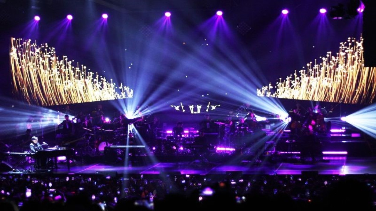 Konser "Yovie Widianto: Billion Songs Confest" di Jakarta Convention Center, Rabu (3/5). (ANTARA/Ahmad Faishal)
