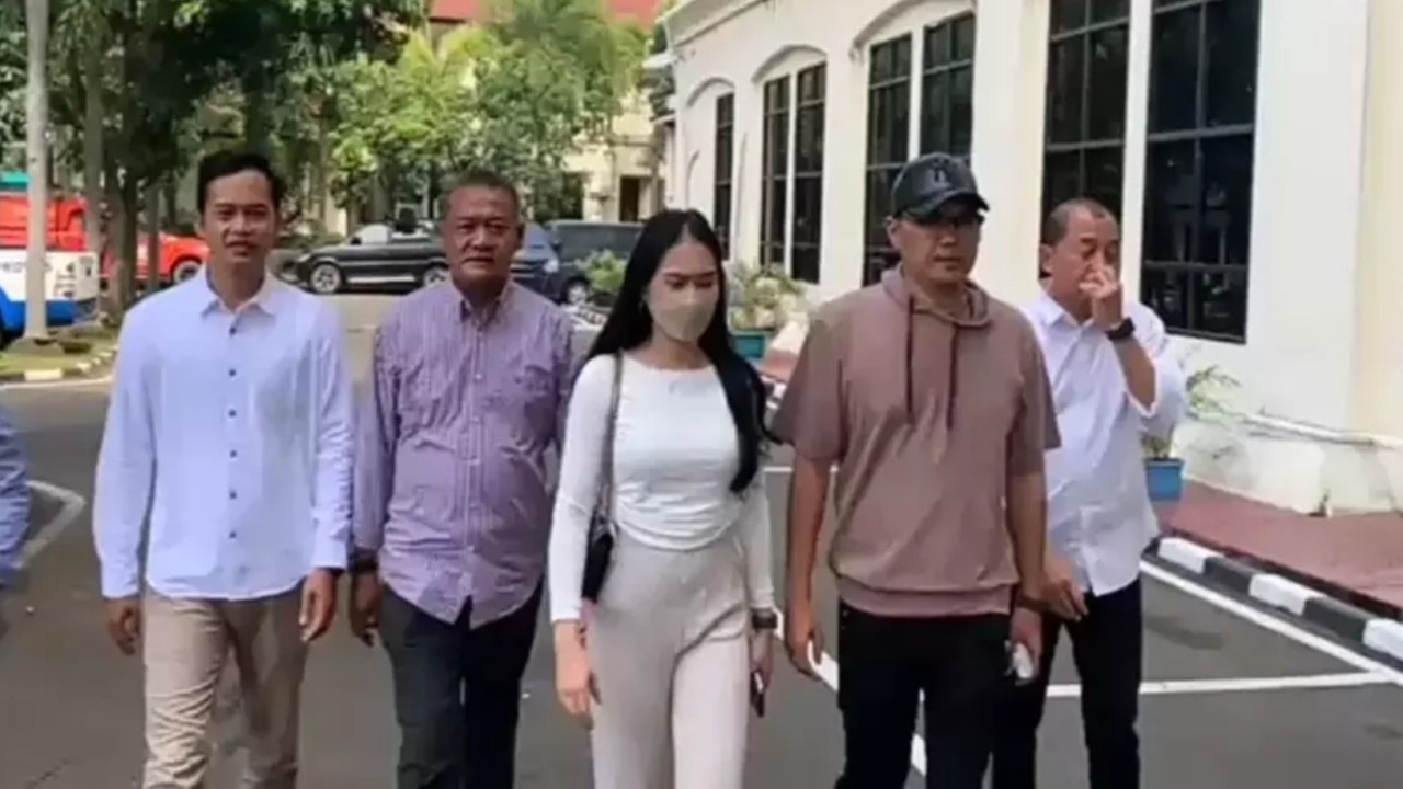 Korban 'staycation bareng bos' saat melapor ke polisi. (Net)