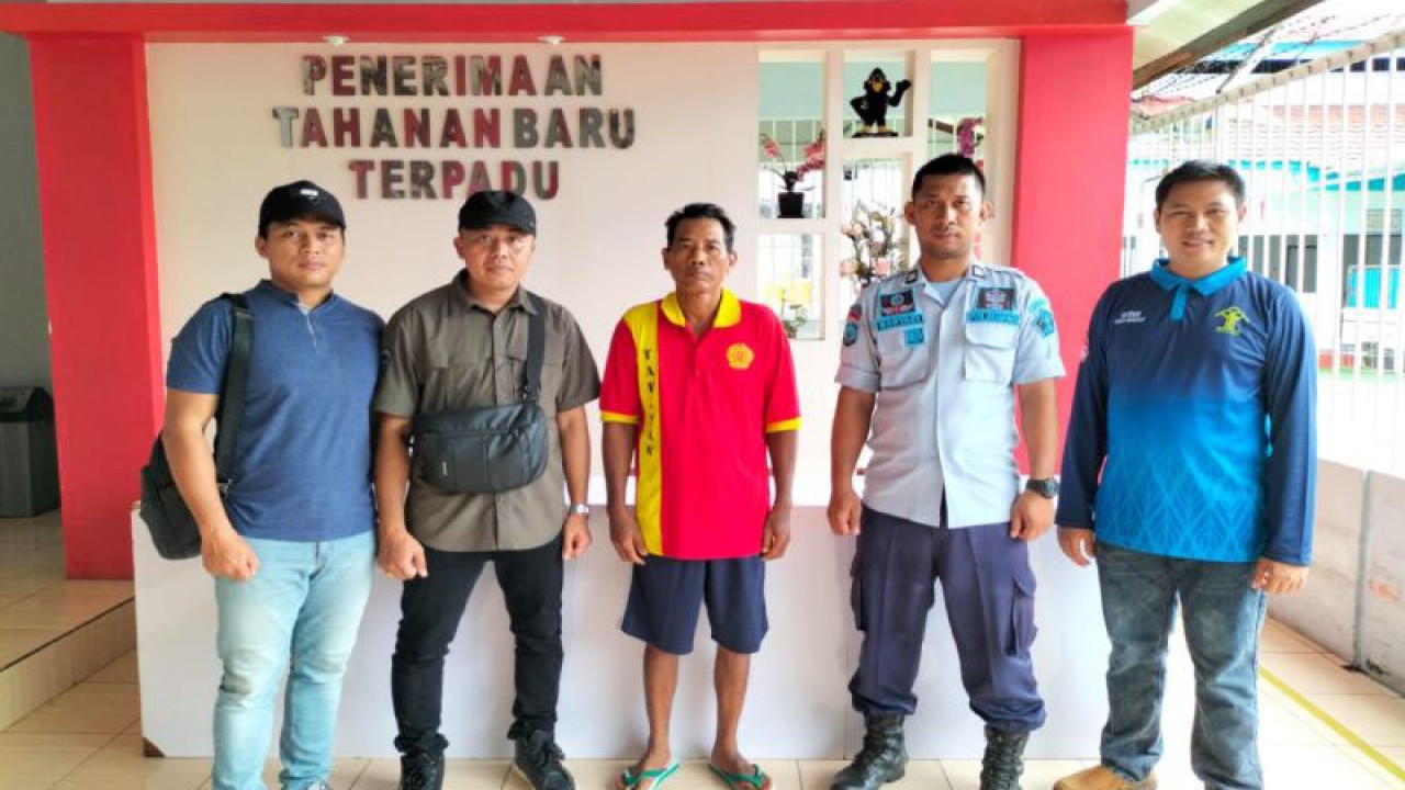 Tim jaksa bersama petugas lapas mendampingi buron terpidana korupsi pinjaman dana kredit usaha tani (KUT) pada tahun 2008 bernama Hamdun (tengah) dalam proses eksekusi penahanan di Rumah Tahanan Negara (Rutan) Kelas II B Tanah Grogot, Kalimantan Timur, Jumat (26/5/2023). ANTARA/HO-Kejari Mataram