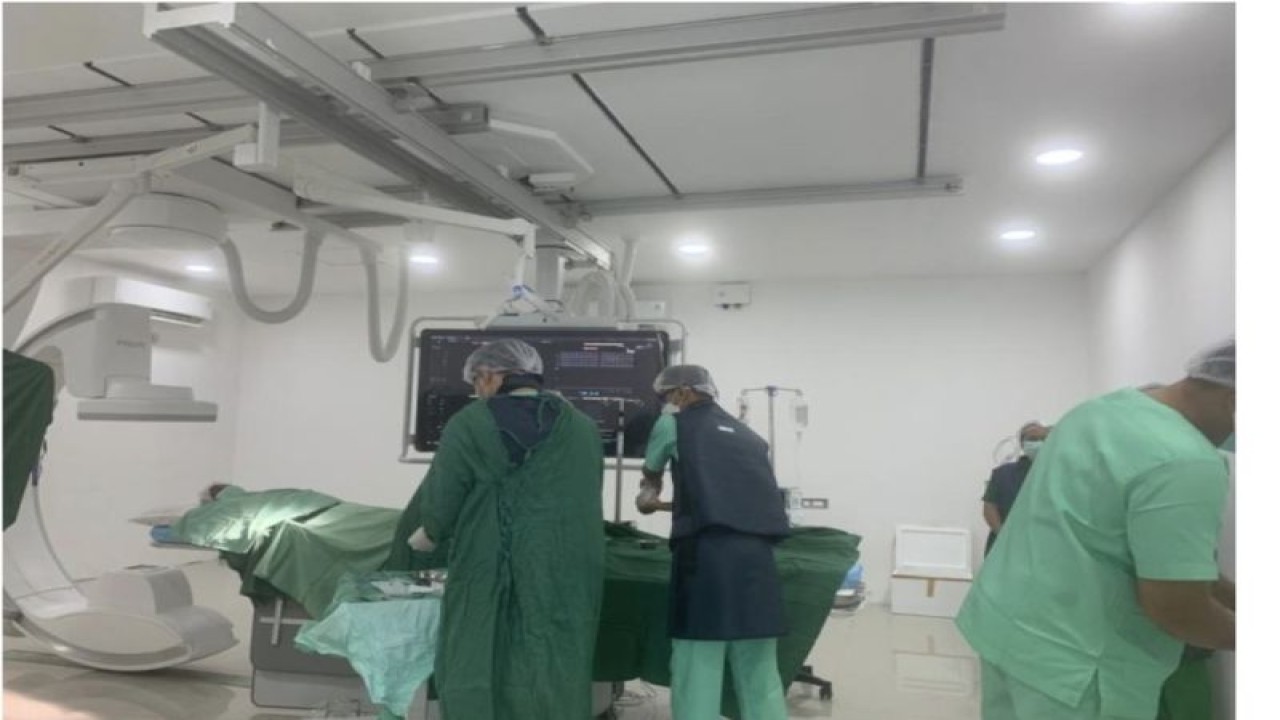 Dokter dan tim cath lab dari RSUP Ngoerah Bali melakukan operasi perdana jantung koroner di RSUD Komodo, Labuan Bajo, Nusa Tenggara Timur, Rabu (10/5/2023). (ANTARA/HO-Kemenkes).