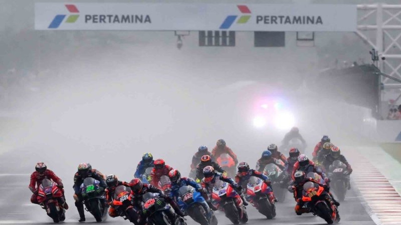 Ilustrasi - Sejumlah pembalap melaju saat balapan MotoGP seri Pertamina Grand Prix of Indonesia di Pertamina Mandalika International Street Circuit, Lombok Tengah, NTB, Minggu (20/3/2022). ANTARA FOTO/Andika Wahyu/wsj.