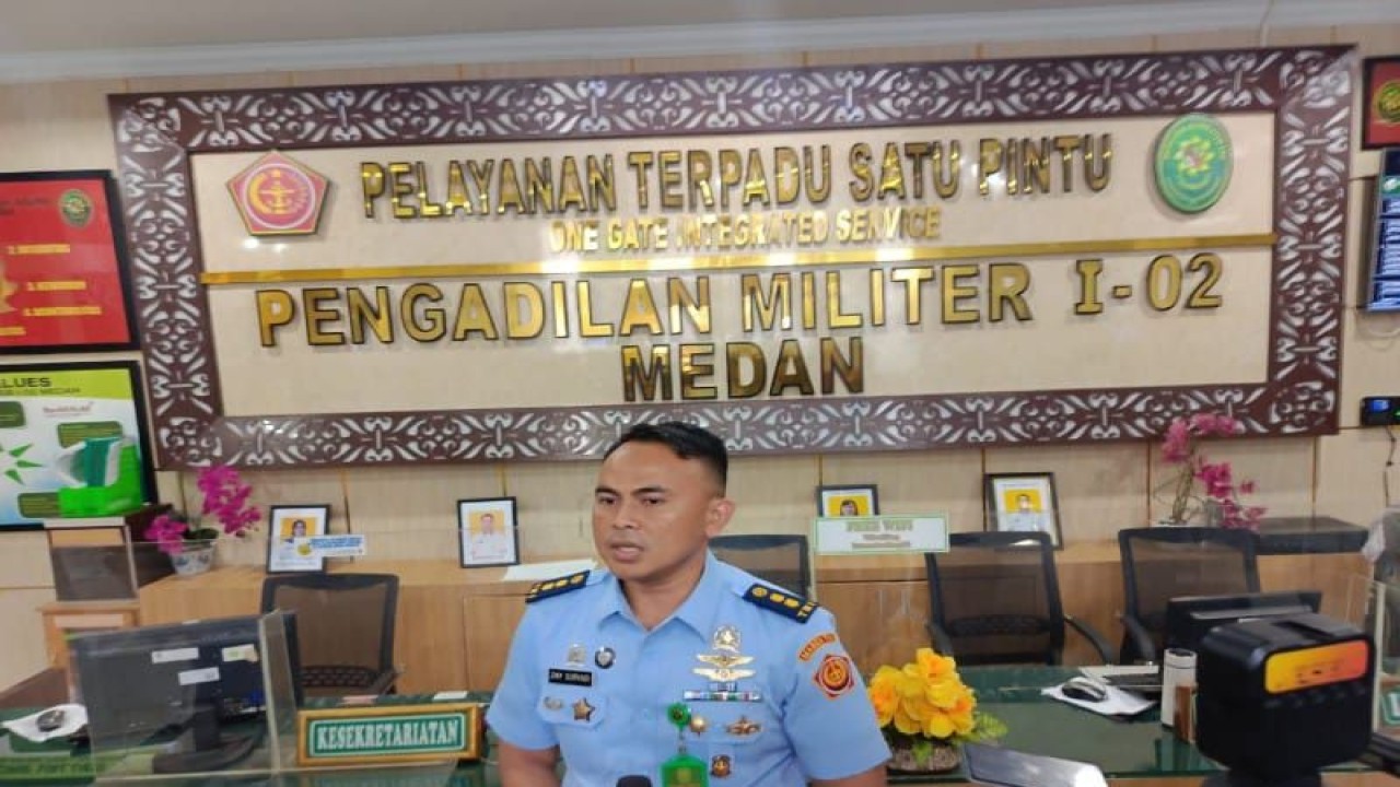 Letkol Sus Ziky Suryadi mewakili Pengadilan Militer 1-02 Medan memberikan keterangan kepada awak media. (ANTARA/HO)