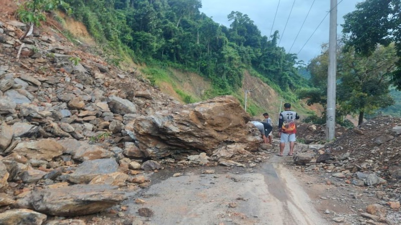 Kondisi Ruas Batusitanduk - Rantepao di Luwu saat terjadi longsor. Kini jalan tersebut sudah bisa dilalui setelah ditangani.ANTARA/HO-Humas Pemprov Sulsel