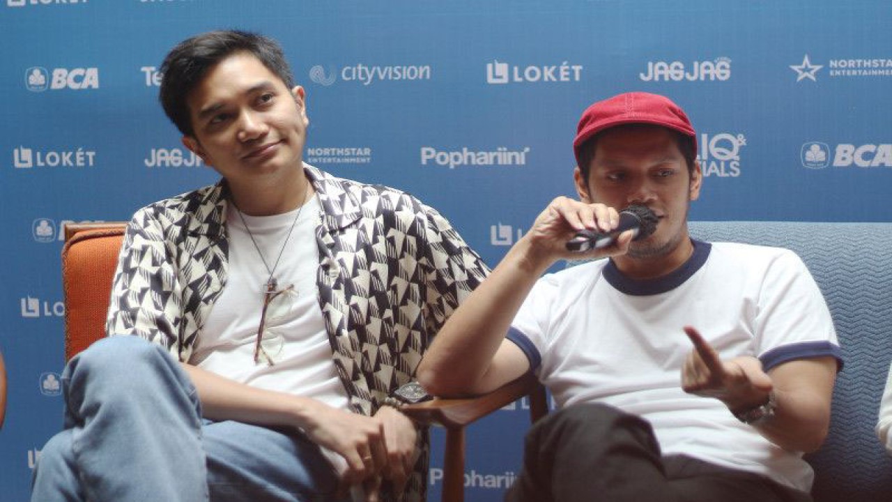 Drummer Widi Puradiredja (kanan) dan gitaris Arya Aditya Ramadhya "Lale" (kiri) dari grup MALIQ & D’Essentials saat jumpa media di Jakarta, Kamis (4/5). (ANTARA/Ahmad Faishal)