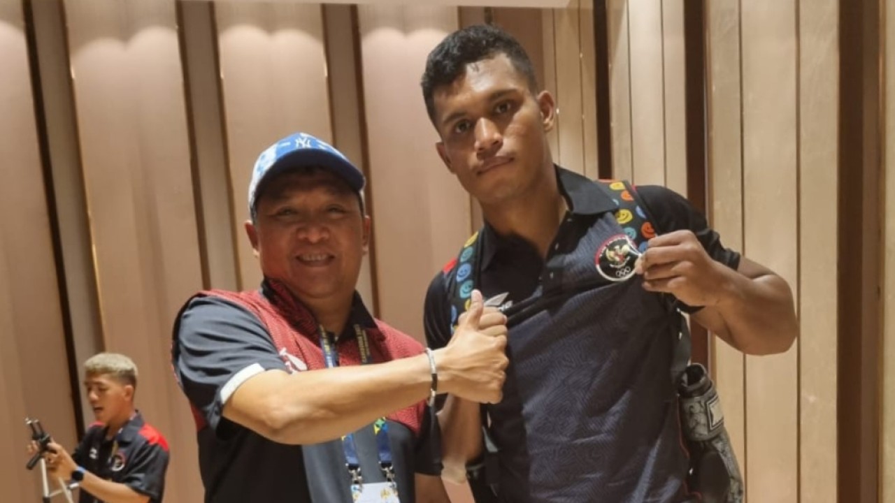 Manajer Tim Tinju Indonesia Hengky Silatang bersama Mikael Mustika